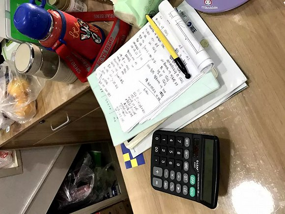 小镇店主的手工账本图 / 受访者提供