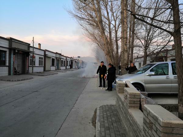 村民们在放鞭炮迎接“老爷”进门。