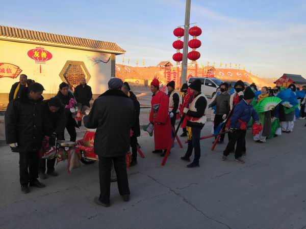 “捣老爷”队伍在去村民家的途中。