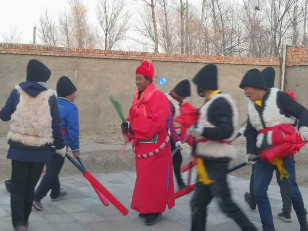 在村民家的院子里“捣老爷”。