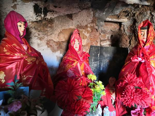 “破肚子娘娘”和她的孩子。