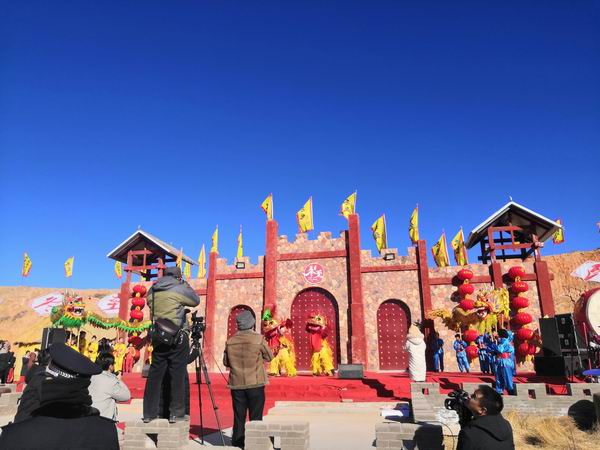 冬至文化庙会上的传统节目表演。