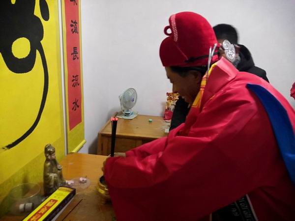 “老爷”上香。