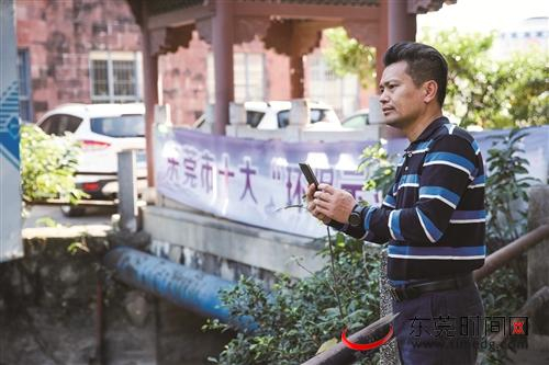 ■莞城街道社区河长卢德林 记者 郑家雄 摄
