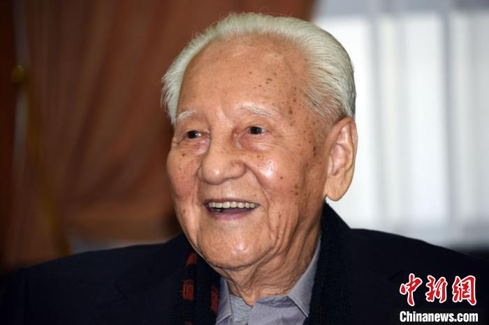 黄旭华院士接受媒体集体采访。　孙自法 摄