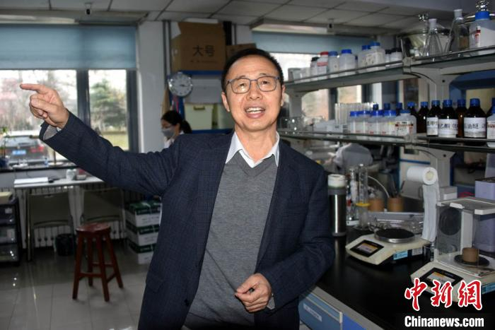 周其林院士在实验室介绍“高效手性螺环催化剂的发现”科研成果。　孙自法 摄