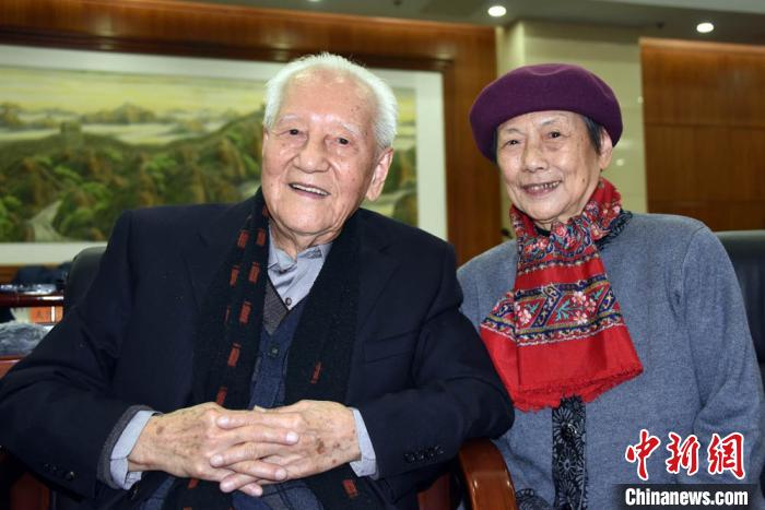 夫人李世英陪同黄旭华院士接受媒体集体采访后合影。　孙自法　摄