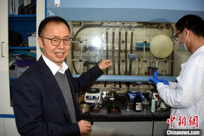 周其林院士在实验室介绍“高效手性螺环催化剂的发现”科研成果。　孙自法 摄
