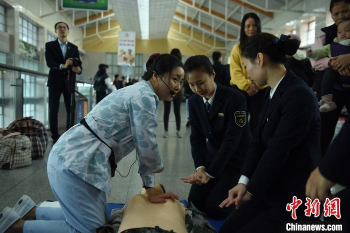 联勤保障部队第九0九医院为返乡旅客提供常规义诊，并进行现场急救演示教学。　庄建华 摄