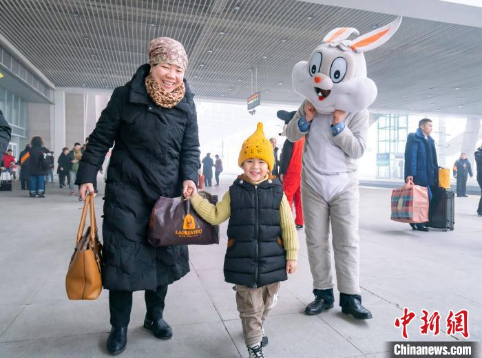 乘务人员装扮成卡通人物为乘客带来欢乐。　方正 摄