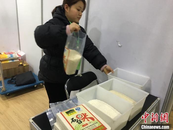 “90后”的郭梅玲将自家生产的大米带到推介会现场。(吴兰 摄)