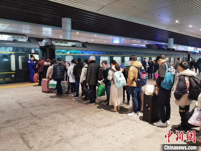 春运首日出行的旅客。金温铁路供图