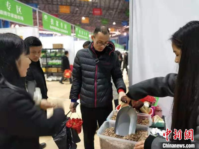 推荐会现场吸引采购者。(王龙飞 摄)