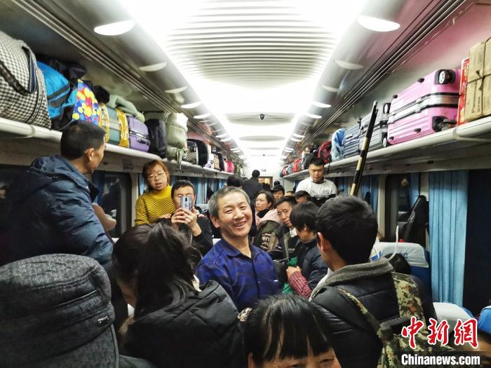 春运首日出行的旅客。金温铁路供图