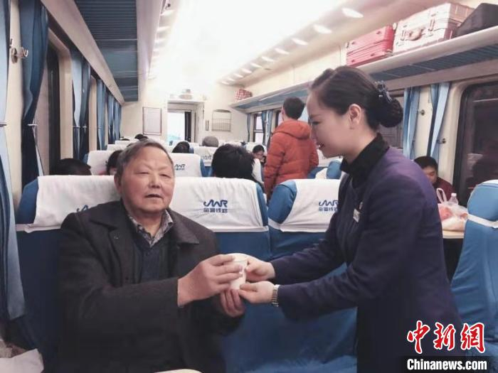 K942次列车14车厢乘务员杨灿给身体不适的乘客送上一杯热水。金温铁路供图