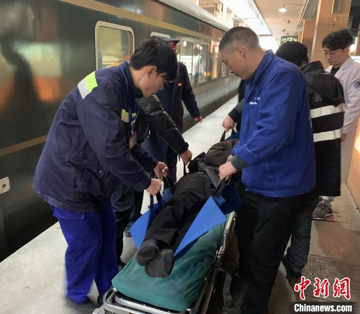 火车站和列车工作人员帮助一位因腰椎骨折不能行走的旅客出行。金温铁路供图