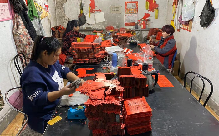 村民们正在做宫灯。新京报记者 王巍 摄