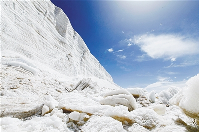 蓝天白云下晶莹剔透的“八一冰川”