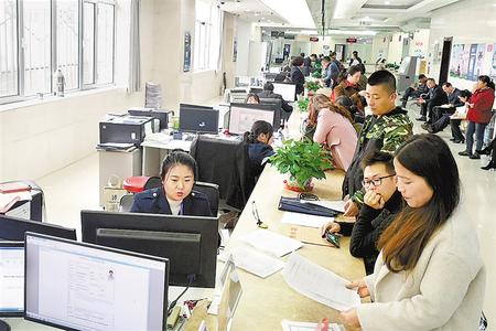 群众在兰州市政务服务中心综合窗口办理业务。 新甘肃•甘肃日报记者 刘 健