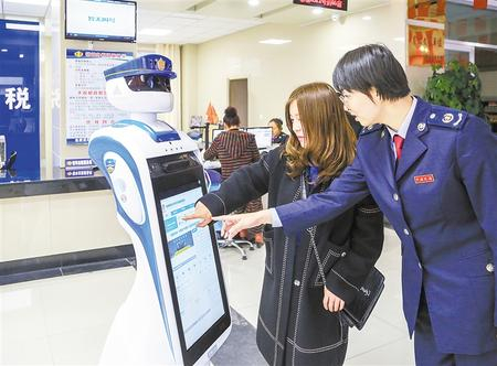 武威市政务大厅税务干部协助群众办理业务。图片由武威市税务局提供