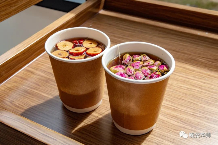 西餐厅玫瑰红茶 14元、桂圆红枣茶 15元