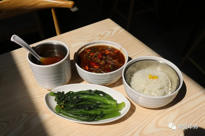 中餐厅川味水煮牛肉搭猴头菇炖老鸡汤套餐 25元