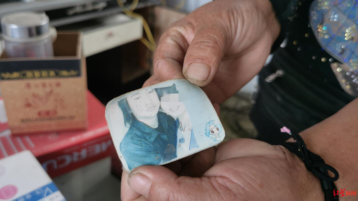 ▲2020年9月，常卫云从老屋的儿子卧房里翻出儿子、儿媳当年的合照
