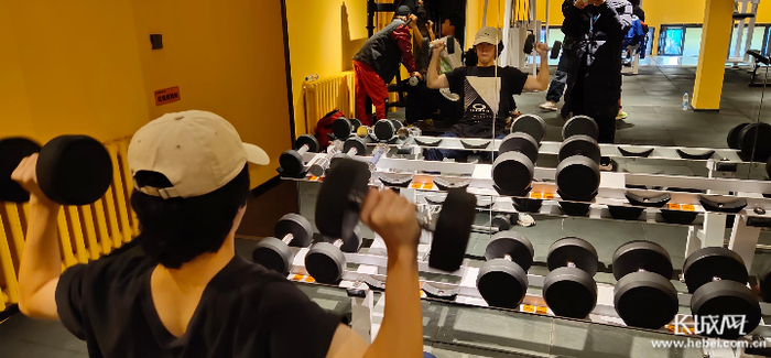 单板滑雪运动员在做腿部体能训练。图片来自冬运中心