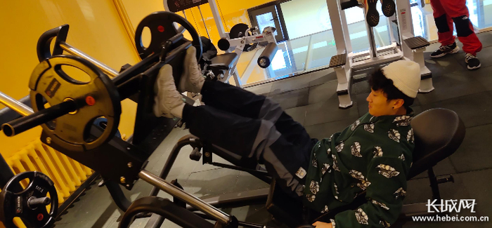 单板滑雪运动员在做上肢体能训练。图片来自冬运中心