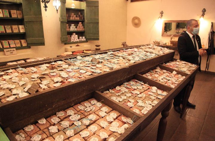 图为巴德尔·哈苏恩开设在黎巴嫩库拉的橄榄皂生产基地。新华社记者 李良勇 摄