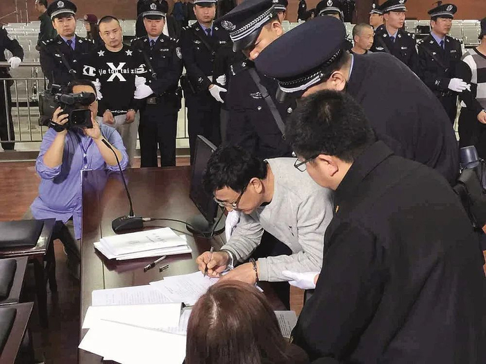 2016年4月14日，辽宁朝阳市中级人民法院对公安部部督2015一号特大盗掘古文化遗址、古墓葬系列案件作出一审判决，首要主犯姚某数罪并罚被判处死刑，缓期二年执行。主犯现场确认签字。摄影/本刊记者 禹瑞斋