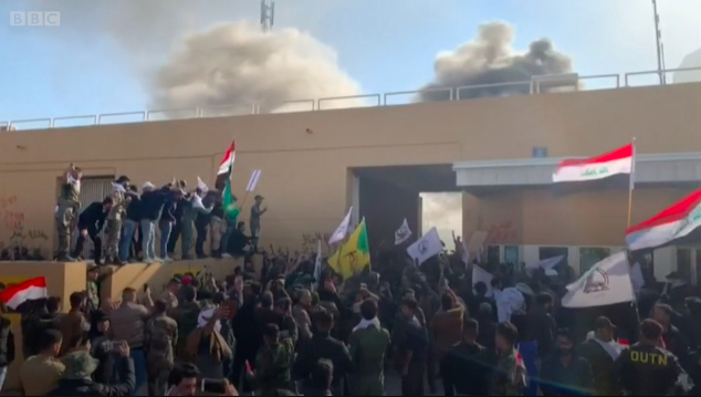  2019年12月31日，美国驻伊拉克大使馆遭袭。半岛电视台视频截图