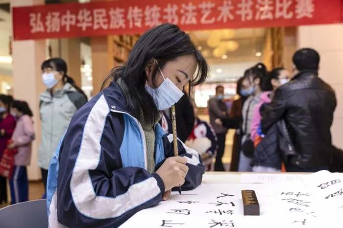 雄安新区新华书店门市，学生正在进行书法创作。中国雄安官网记者牛思佳 摄