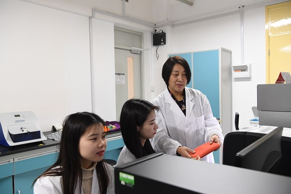 图说：东华大学纺织学院张瑞云教授科研团队 采访对象供图