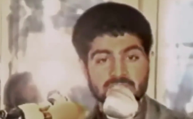  两伊战争时期，苏莱曼尼对士兵发表讲话。图/BBC纪录片《影子司令：伊朗军事大师苏莱曼尼》