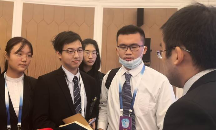 小科学家们在一场论坛活动后与科学家交流。 姜泓冰摄
