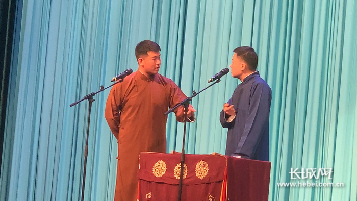 青年相声演员邱子阳（图左）、杨凯（图右）表演相声《口吐莲花》。见习记者 张潇宇 摄