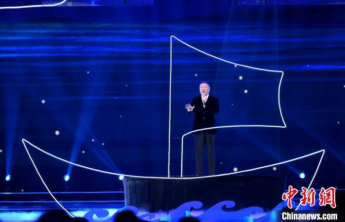 大陆老牌男歌星韩磊现场演唱。　王东明 摄