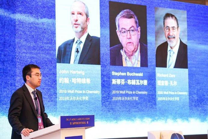 顶尖科学家与青年科学家的交流互动。 姜泓冰摄