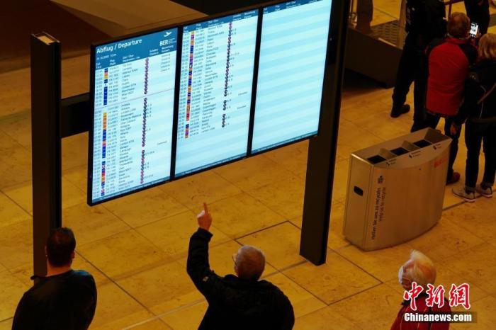 当地时间10月31日，延宕达九年之久的德国柏林新机场正式启用。图为人们在机场显示出港航班的显示屏前。中新社记者 彭大伟 摄 