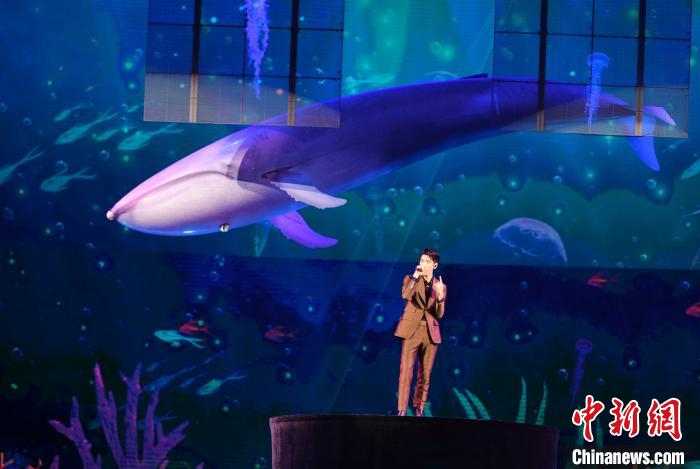 新生代歌手王子异现场演唱。　王东明 摄