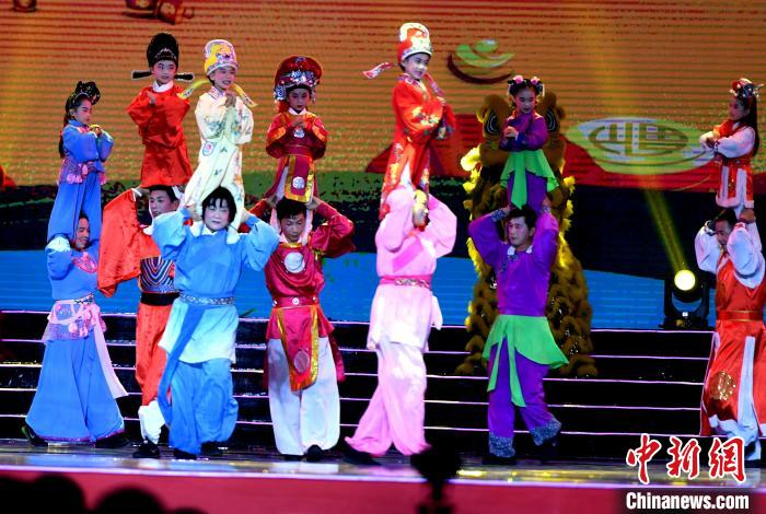 福建民俗表演登场。　王东明 摄