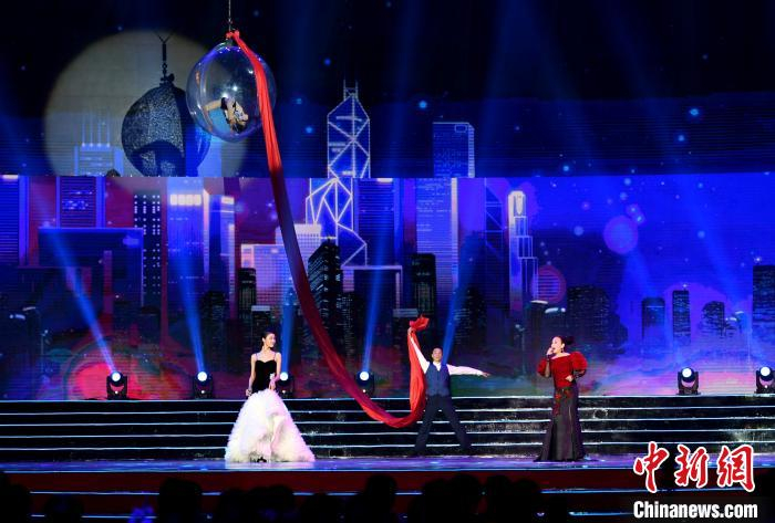 香港老牌歌星汪明荃(右)现场演唱。　王东明 摄