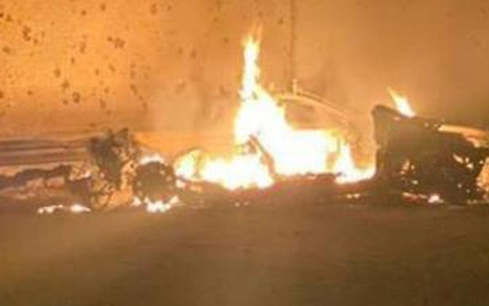  苏莱曼尼所乘汽车遭美军无人机袭击后爆炸起火。图/社交媒体推特