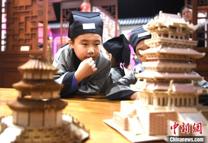 古诗小镇的孩子们在尝试榫卯结构玩具 主办方供图