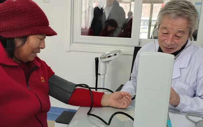 村民在接受健康测试。新京报记者 王纪辛 摄