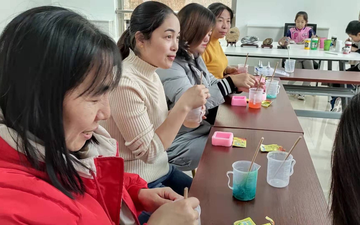 村民学做蜂蜜手工皂。新京报记者 王纪辛 摄