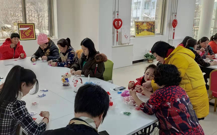村民学做串珠工艺品。新京报记者 王纪辛 摄