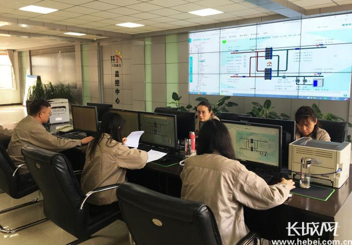 恒通热力监控中心24小时监测全市供热情况。长城网记者 卢婉凤 摄