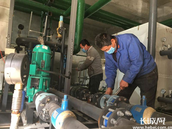 小区换热站工作人员正在紧锣密鼓地检查设备。长城网记者 卢婉凤 摄